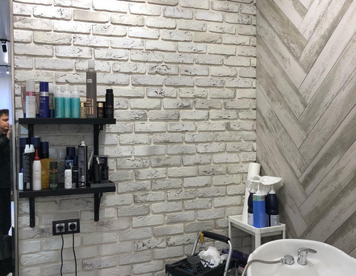 Парикмахерская отделана камнем