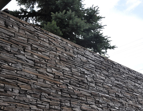 сланец в интерьере забора